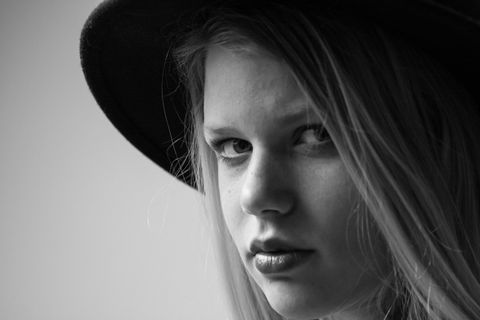 Zwart-witportret van een vrouw met hoed