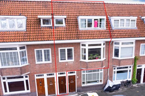 Rij jaren-dertigwoningen met rode pannendaken aan de Balijelaan in Utrecht, van bovenaf gezien; de verkochte woning is rood omlijnd