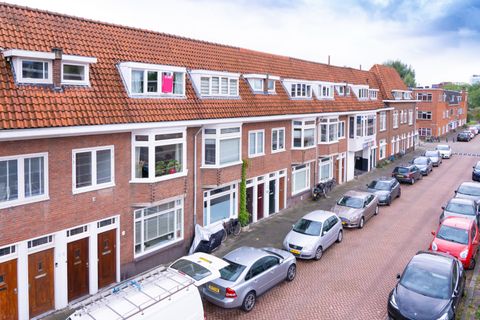 Straat met jaren-dertigwoningen en rode pannendaken, van bovenaf gezien