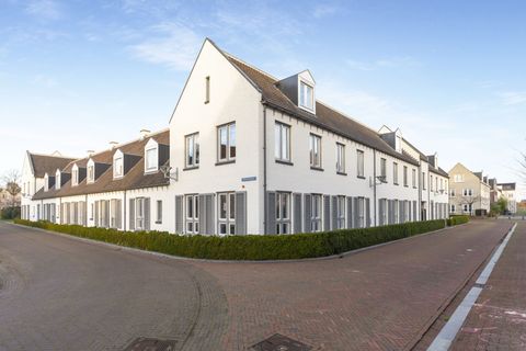 Wit geschilderd hoekappartementencomplex met grijze luiken en een dak met dakkapellen aan de Gerrit Achterberglaan in De Meern