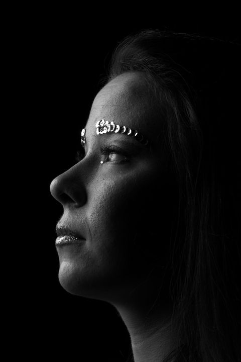 Zwart-wit profielportret in low-key licht