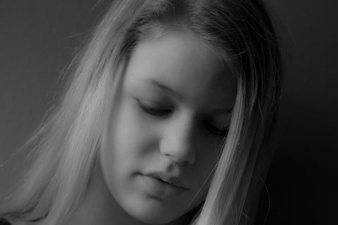 Zwart-witportret van een vrouw die omlaag kijkt