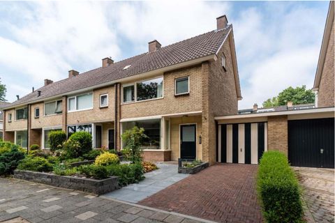 Hoekwoning van gele baksteen met voortuin en garage aan de Meentweg in De Meern