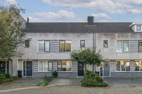 Rij eengezinswoningen met lichte gevels en grijze kozijnen aan de Keerkring in De Meern