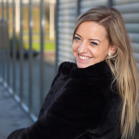 Zakelijk portret van een vrouw buiten, glimlachend